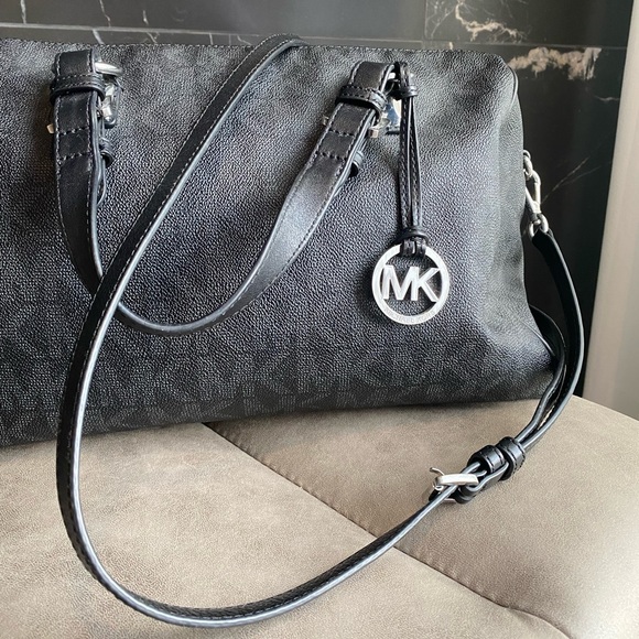 Michael Kors Grayson Satchel -Authentic - Picture 2 of 10
